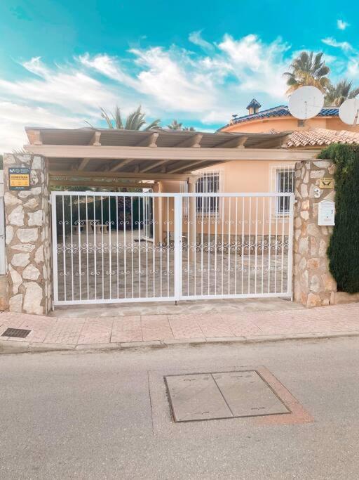 Impresionante Villa Con Piscina - Oliva Nova Luaran gambar